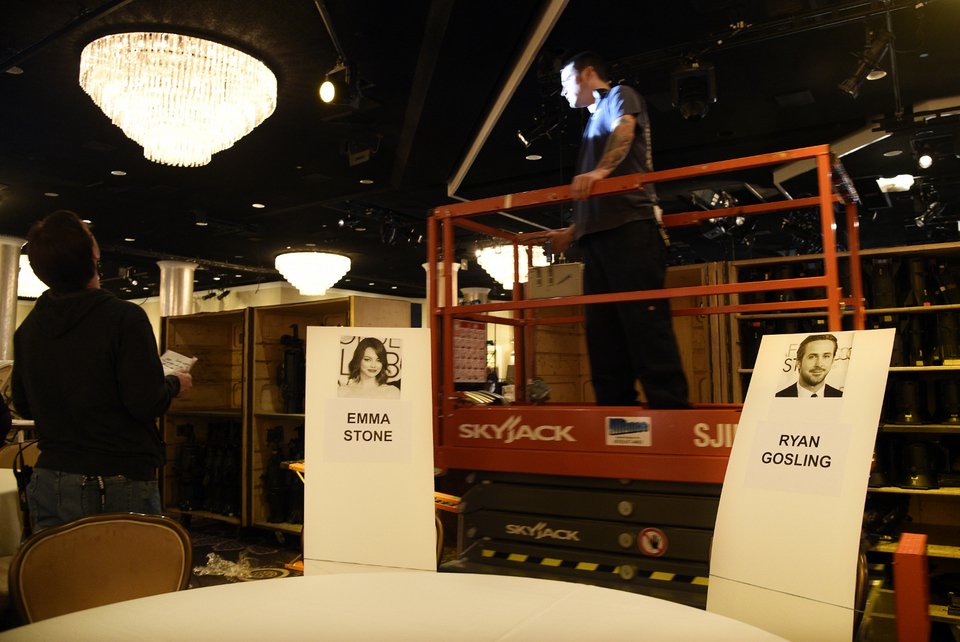 Στις πρόβες για τις Χρυσές Σφαίρες: Το ντεκόρ, τα ποτά, η τελετή, οι υποψήφιοι [εικόνες]  | iefimerida.gr 4