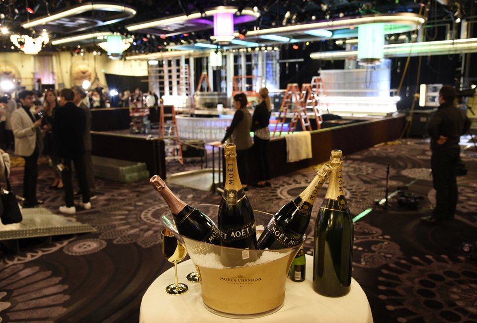 Στις πρόβες για τις Χρυσές Σφαίρες: Το ντεκόρ, τα ποτά, η τελετή, οι υποψήφιοι [εικόνες]  | iefimerida.gr 1