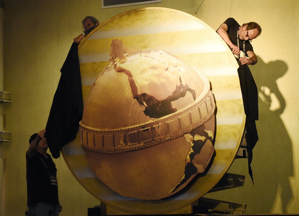 Στις πρόβες για τις Χρυσές Σφαίρες: Το ντεκόρ, τα ποτά, η τελετή, οι υποψήφιοι [εικόνες]  | iefimerida.gr 7