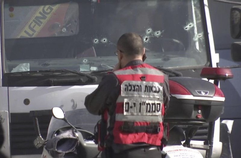Βίντεο-σοκ: H στιγμή που το φορτηγό πέφτει πάνω σε στρατιώτες στην Ιερουσαλήμ! - «Οπαδός του ISIS ο οδηγός», λέει ο Νετανιάχου | iefimerida.gr 3