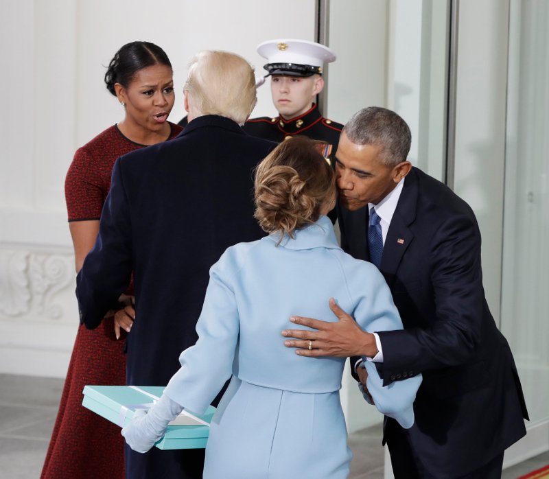 Το δώρο-μυστήριο που πρόσφερε η Μελάνια Τραμπ στη Μισέλ Ομπάμα [εικόνες & βίντεο] | iefimerida.gr 3