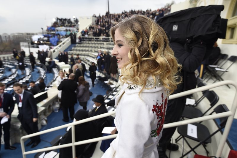 Η νεαρή που... κατακρεούργησε τον εθνικό ύμνο στην ορκωμοσία Τραμπ [εικόνες & βίντεο] | iefimerida.gr 3