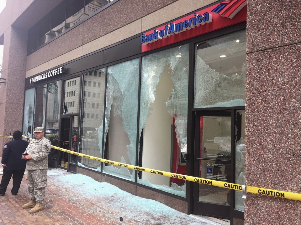 Επεισόδια στην Ουάσινγκτον: Διαδηλωτές έσπασαν βιτρίνες και αυτοκίνητα [βίντεο] | iefimerida.gr 2