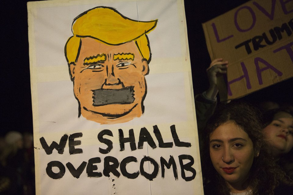 Μουσεία ζητούν πλακάτ από τις πορείες γυναικών κατά Τραμπ για να τα εκθέσουν [εικόνες] | iefimerida.gr 0