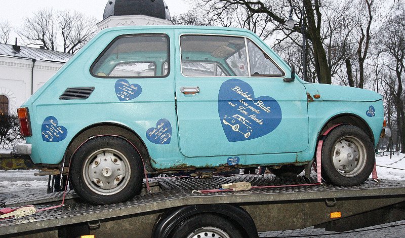 Πολωνοί θαυμαστές του Τομ Χανκς του έκαναν το πιο απίστευτο δώρο- Ενα Fiat 126P [εικόνα] | iefimerida.gr 0