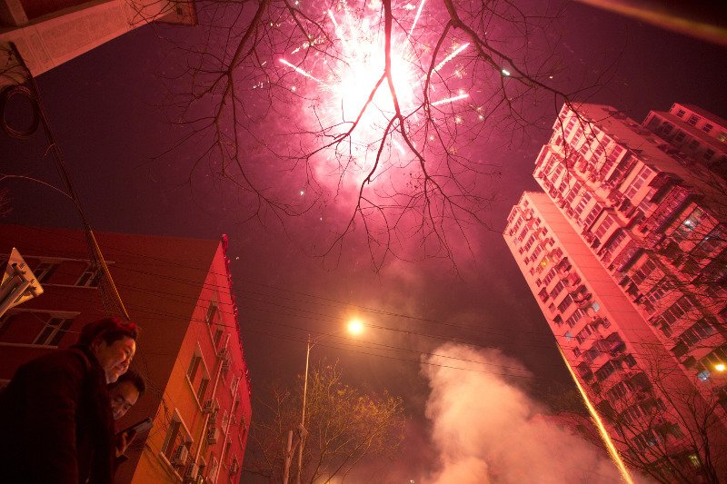 Ξεσηκώνονται οι Κινέζοι -Τους απαγορεύουν το έθιμο με τα πυροτεχνήματα γιατί ρυπαίνουν [βίντεο] | iefimerida.gr 0