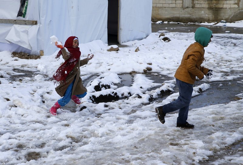 Πρωτόγνωρες εικόνες: Χιόνισε στις ερήμους της Σ. Αραβίας! Καμήλες στα... λευκά! [εικόνες & βίντεο] | iefimerida.gr 1