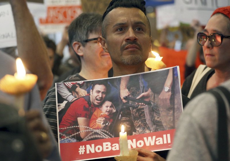 «Ντόναλντ, η γυναίκα σου είναι μετανάστρια» -Τα μηνύματα των οργισμένων στις διαμαρτυρίες κατά Τραμπ [εικόνες] | iefimerida.gr 7