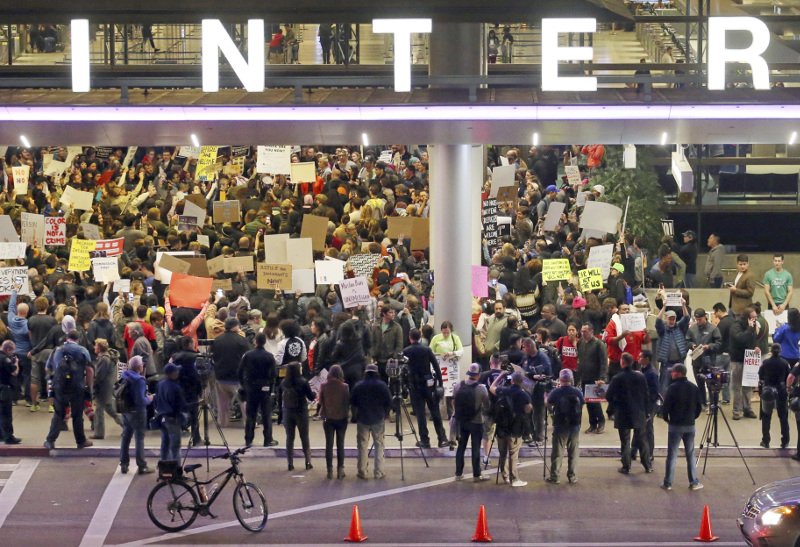 «Ντόναλντ, η γυναίκα σου είναι μετανάστρια» -Τα μηνύματα των οργισμένων στις διαμαρτυρίες κατά Τραμπ [εικόνες] | iefimerida.gr 0