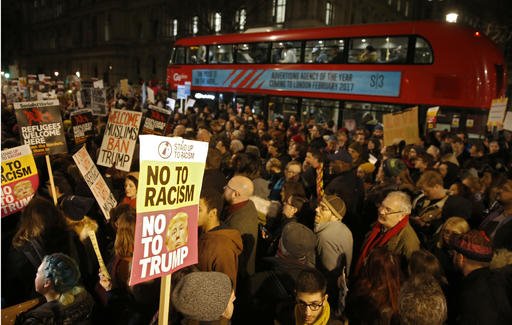 #muslimBan: Χιλιάδες στους δρόμους κατά του διατάγματος Τραμπ σε ΗΠΑ-Βρετανία [εικόνες] | iefimerida.gr 1