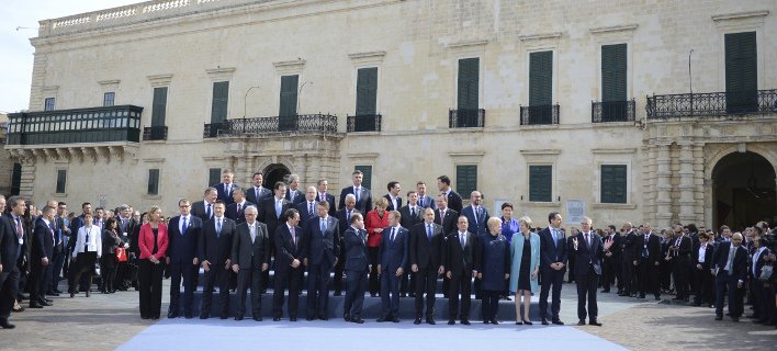 Με κόκκινο σακάκι η Μέρκελ και με γαλάζιο μαντό η Μέι -Συζήτησαν για το Κυπριακό | iefimerida.gr 0