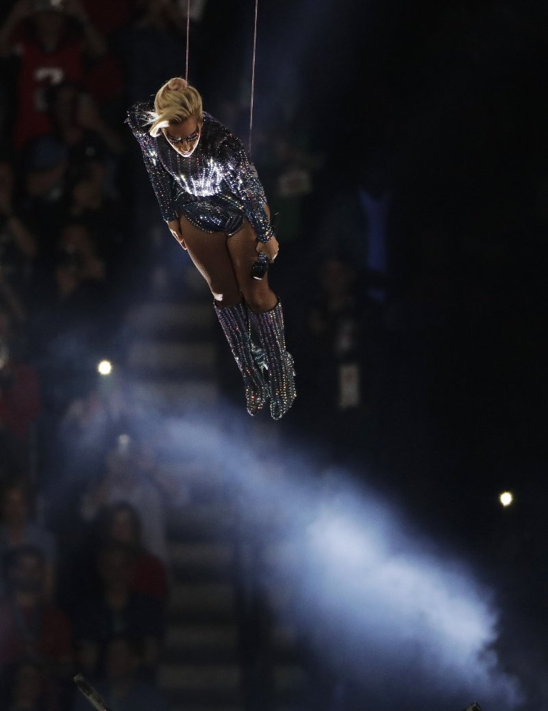 Η ιπτάμενη Lady Gaga σε μια επική εμφάνιση στο Super Bowl -Το απόλυτο σόου [εικόνες & βίντεο]  | iefimerida.gr 1