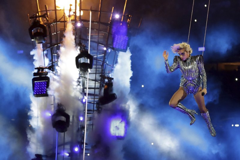 Η ιπτάμενη Lady Gaga σε μια επική εμφάνιση στο Super Bowl -Το απόλυτο σόου [εικόνες & βίντεο]  | iefimerida.gr 0