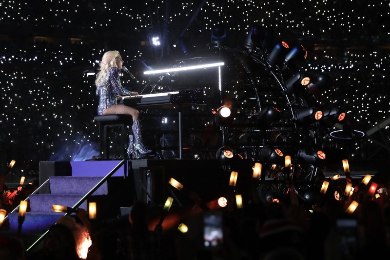 Η ιπτάμενη Lady Gaga σε μια επική εμφάνιση στο Super Bowl -Το απόλυτο σόου [εικόνες & βίντεο]  | iefimerida.gr 2