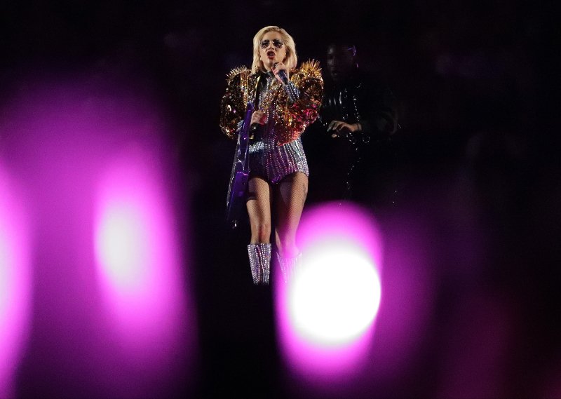 Η ιπτάμενη Lady Gaga σε μια επική εμφάνιση στο Super Bowl -Το απόλυτο σόου [εικόνες & βίντεο]  | iefimerida.gr 4