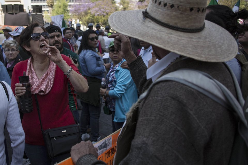 Χιλιάδες Μεξικανοί στους δρόμους διαμαρτύρονται κατά του Τραμπ [εικόνες]  | iefimerida.gr 3
