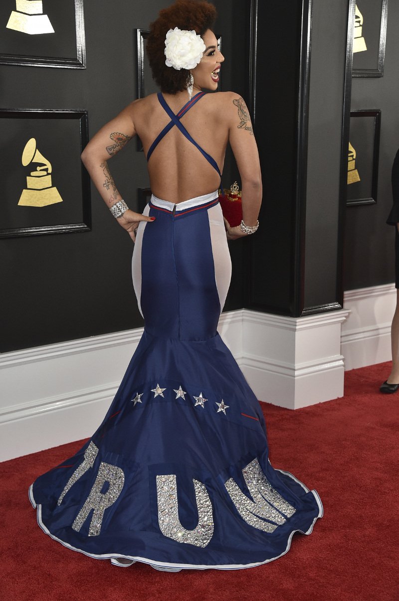 Grammy: Μαύρη τραγουδίστρια στηρίζει Τραμπ και τον έκανε... φόρεμα [εικόνες & βίντεο] | iefimerida.gr 1