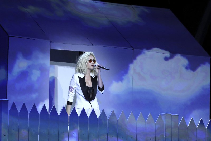 Grammy: Σάρωσε η Αντέλ -Με φουσκωμένη κοιλίτσα η Μπιγιονσέ  [εικόνες & βίντεο] | iefimerida.gr 10