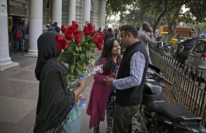 Πορείες εθνικιστών κατά του... Αγίου Βαλεντίνου στην Ινδία [εικόνες & βίντεο] | iefimerida.gr 3