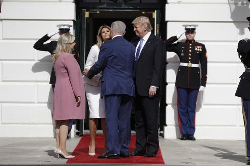 O Τραμπ υποδέχθηκε τον Νετανιάχου στον Λευκό Οίκο -Το φιλί στη Μελάνια και οι αγκαλιές [εικόνες] | iefimerida.gr 0