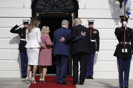 O Τραμπ υποδέχθηκε τον Νετανιάχου στον Λευκό Οίκο -Το φιλί στη Μελάνια και οι αγκαλιές [εικόνες] | iefimerida.gr 2