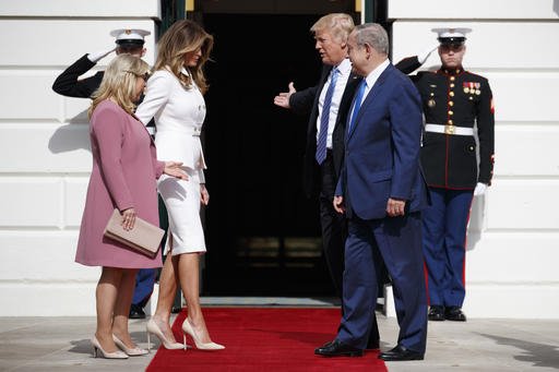 O Τραμπ υποδέχθηκε τον Νετανιάχου στον Λευκό Οίκο -Το φιλί στη Μελάνια και οι αγκαλιές [εικόνες] | iefimerida.gr 1