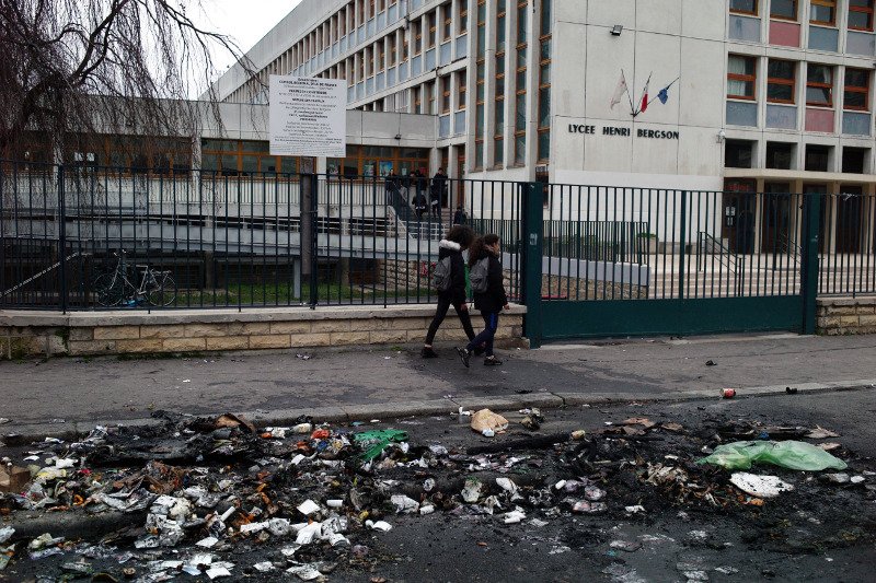 Μαθητές συγκρούστηκαν με αστυνομικούς σε διαδήλωση στη Γαλλία [εικόνες] | iefimerida.gr 2