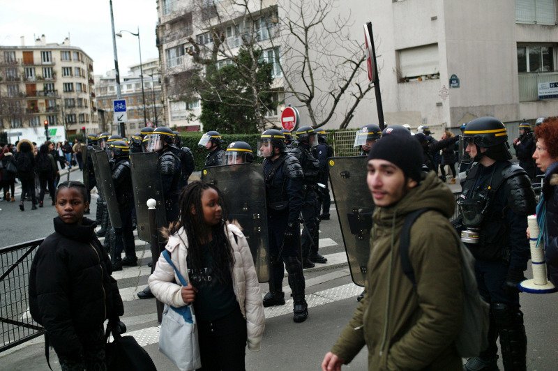 Μαθητές συγκρούστηκαν με αστυνομικούς σε διαδήλωση στη Γαλλία [εικόνες] | iefimerida.gr 0