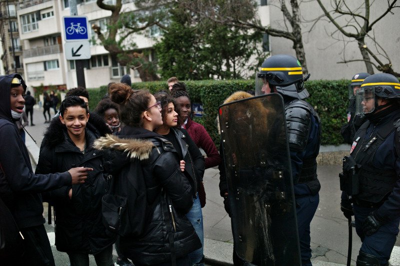 Μαθητές συγκρούστηκαν με αστυνομικούς σε διαδήλωση στη Γαλλία [εικόνες] | iefimerida.gr 1