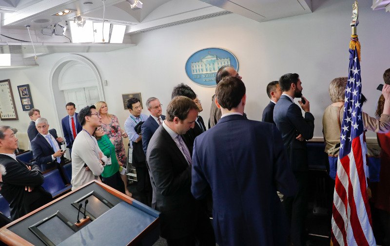Ο Τραμπ απέκλεισε Politico, CNN, NYT, BBC και Daily Mail από briefing στον Λευκό Οίκο! | iefimerida.gr 1