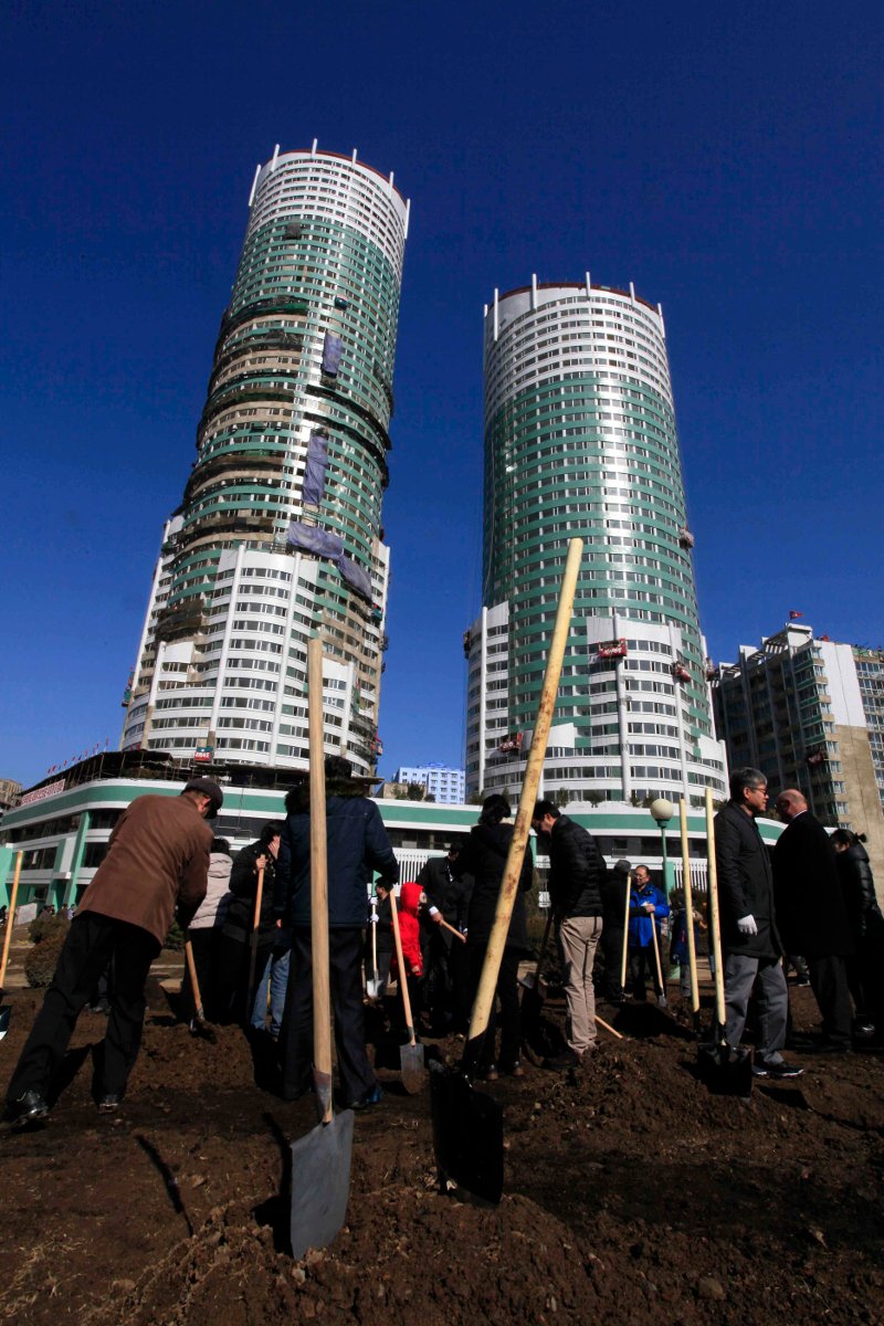 Ο Κιμ Γιονγκ Ουν έφτιαξε μία πόλη στη μνήμη του παππού του -Θα έχει ουρανοξύστες σαν του Ντουμπάι [εικόνες] | iefimerida.gr 0