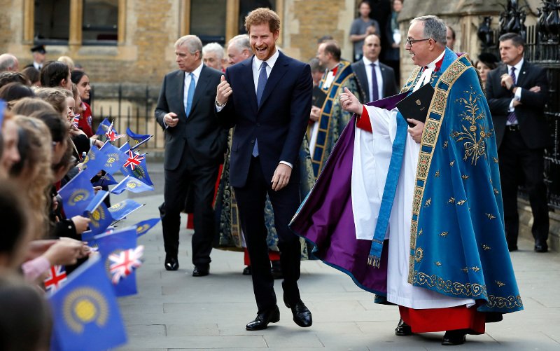 Ο Γουίλιαμ άφησε την Κέιτ και πήγε για σκι στην Ελβετία -Ξενύχτια, μπύρες με ξανθιές νεαρές [εικόνες] | iefimerida.gr 0