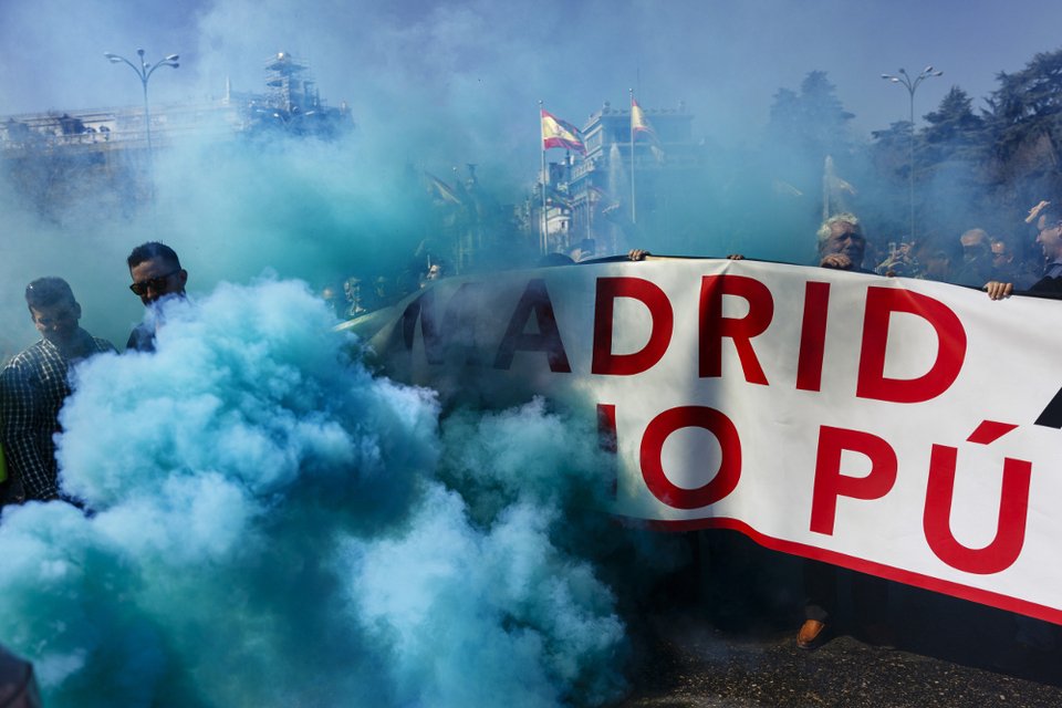 Ισπανία: Οδηγοί ταξί έσπασαν αυτοκίνητα συναδέλφων που δουλεύουν μέσω διαδικτύου [εικόνες]  | iefimerida.gr 0