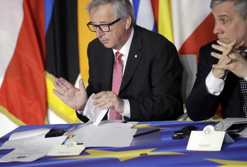 Το ατύχημα του Γιούνκερ κατά την υπογραφή της Διακήρυξης της Ρώμης [εικόνες] | iefimerida.gr 0