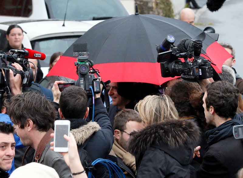 Καρέ-καρέ η στιγμή που διαδηλωτές ρίχνουν αυγά στον Φιγιόν -Παρενέβησαν οι βοηθοί του [εικόνες] | iefimerida.gr 2