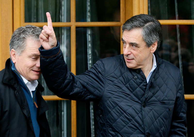 Καρέ-καρέ η στιγμή που διαδηλωτές ρίχνουν αυγά στον Φιγιόν -Παρενέβησαν οι βοηθοί του [εικόνες] | iefimerida.gr 1