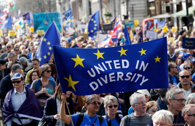 Χιλιάδες Βρετανοί στους δρόμους -Διαδηλώνουν με σημαίες της ΕΕ κατά του Brexit [εικόνες] | iefimerida.gr 0