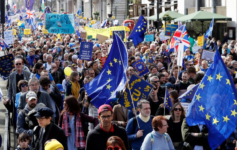 Χιλιάδες Βρετανοί στους δρόμους -Διαδηλώνουν με σημαίες της ΕΕ κατά του Brexit [εικόνες] | iefimerida.gr 2