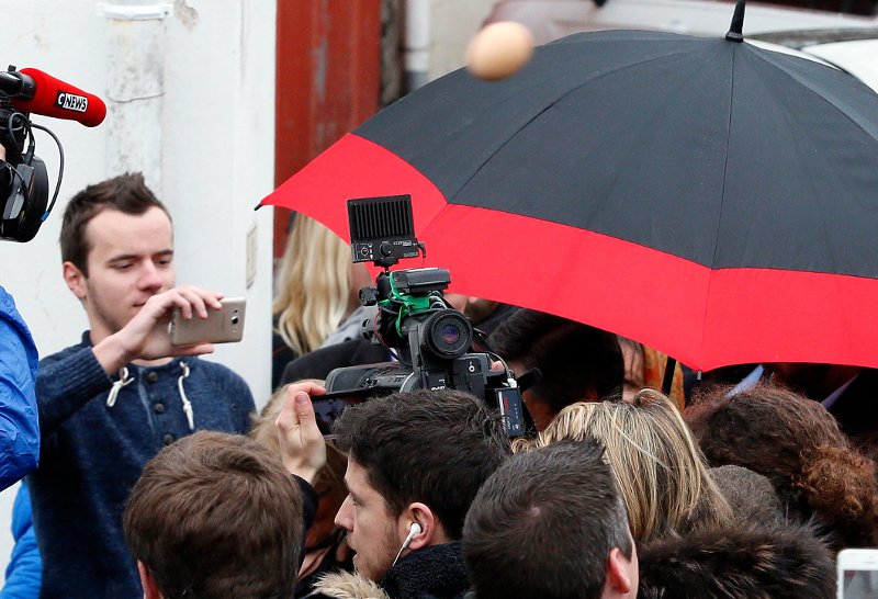 Καρέ-καρέ η στιγμή που διαδηλωτές ρίχνουν αυγά στον Φιγιόν -Παρενέβησαν οι βοηθοί του [εικόνες] | iefimerida.gr 0