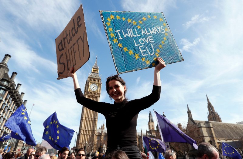 Χιλιάδες Βρετανοί στους δρόμους -Διαδηλώνουν με σημαίες της ΕΕ κατά του Brexit [εικόνες] | iefimerida.gr 4