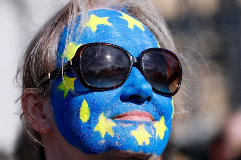 Χιλιάδες Βρετανοί στους δρόμους -Διαδηλώνουν με σημαίες της ΕΕ κατά του Brexit [εικόνες] | iefimerida.gr 1