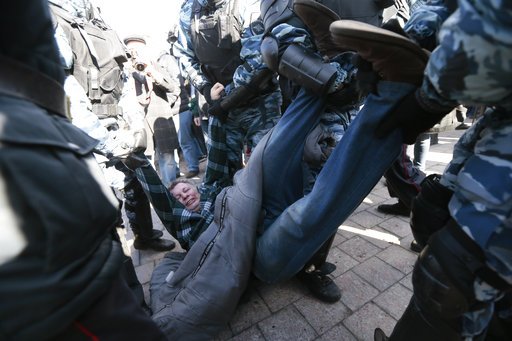 Ρωσία: Πάνω από 700 προσαγωγές στη διαδήλωση κατά της διαφθοράς στη Μόσχα [εικόνες] | iefimerida.gr 7