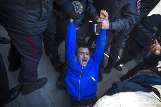 Ρωσία: Πάνω από 700 προσαγωγές στη διαδήλωση κατά της διαφθοράς στη Μόσχα [εικόνες] | iefimerida.gr 3