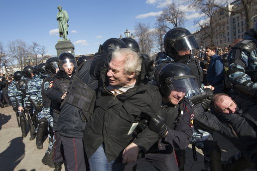 Ρωσία: Πάνω από 700 προσαγωγές στη διαδήλωση κατά της διαφθοράς στη Μόσχα [εικόνες] | iefimerida.gr 4