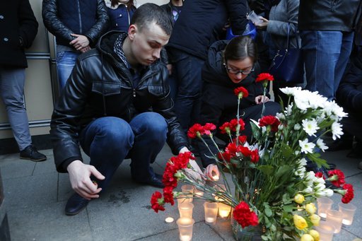 Οι Ρώσοι αποτίουν φόρο τιμής στους νεκρούς της Αγίας Πετρούπολης [εικόνες] | iefimerida.gr 1