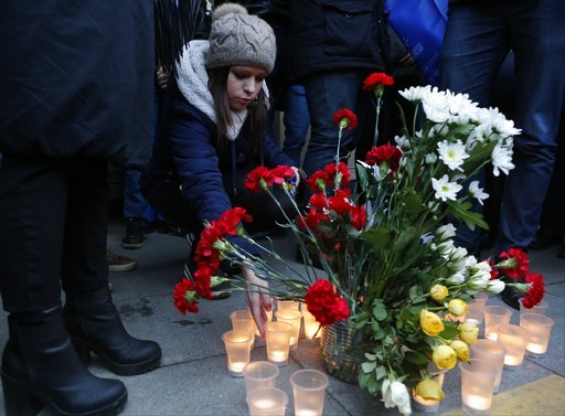 Οι Ρώσοι αποτίουν φόρο τιμής στους νεκρούς της Αγίας Πετρούπολης [εικόνες] | iefimerida.gr 2