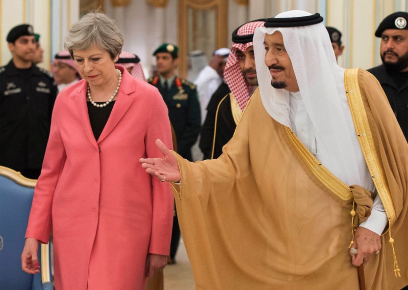  Κόντρα στη νομοθεσία της Βρετανίας η Τερέζα Μέι -Δεν φόρεσε μαντίλα στη Σαουδική Αραβία [εικόνες] | iefimerida.gr 0