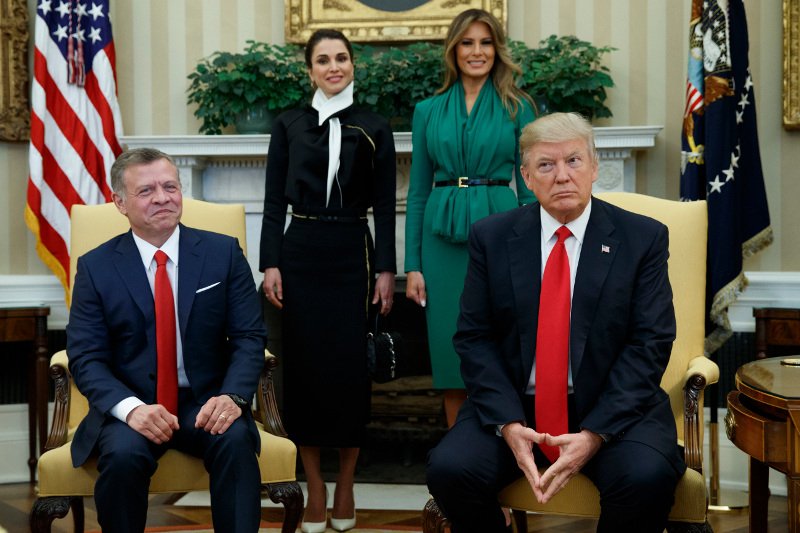 Σκληρός ανταγωνισμός για το... στιλ: Η συνάντηση της Μελάνια Τραμπ με την βασίλισσα της Ιορδανίας Ράνια, στο Λευκό Οίκο [εικόνες] | iefimerida.gr 1