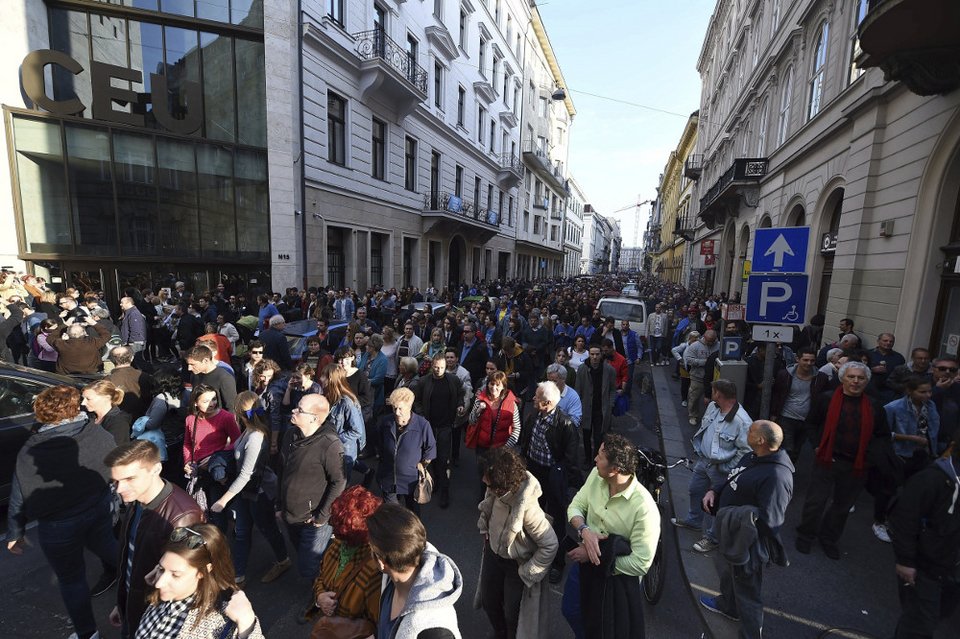 Ελεγχόμενα τα Μέσα Ενημέρωσης στην Ουγγαρία -Συνεχείς διαδηλώσεις κατά της κυβέρνησης [εικόνες]  | iefimerida.gr 0