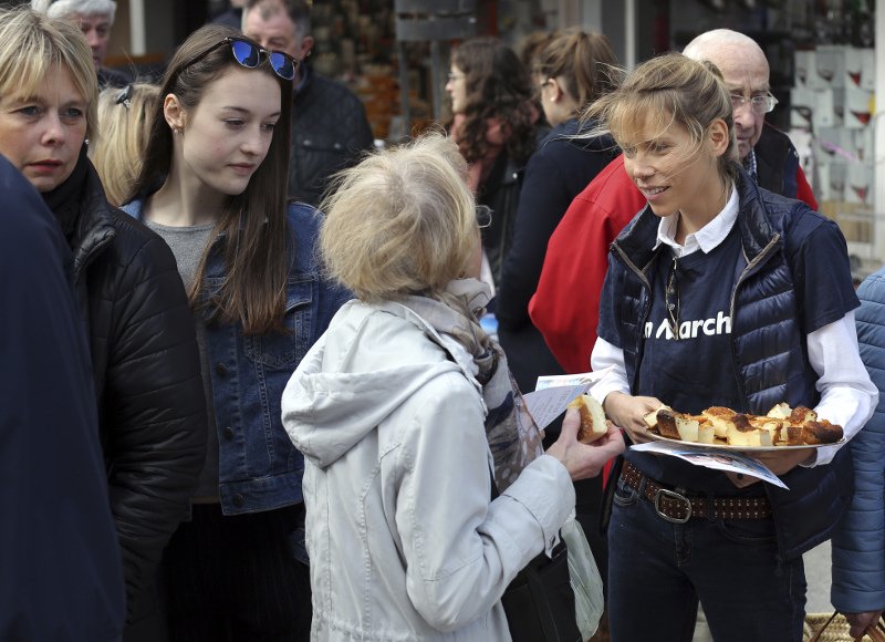 Ο Μακρόν κατεβάζει στην πολιτική την μικρή κόρη της Μπριζίτ Τρονιέ [εικόνες] | iefimerida.gr 0
